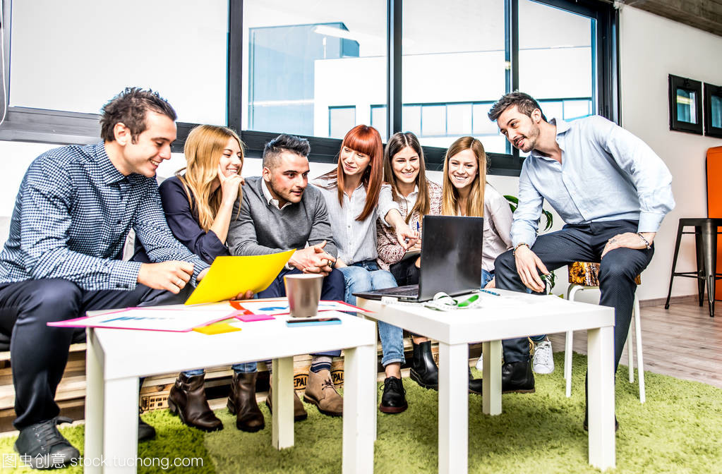 创业团队在办公室