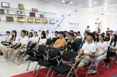 我镇开展大学生参观重点企业暨创业沙龙讲座活动